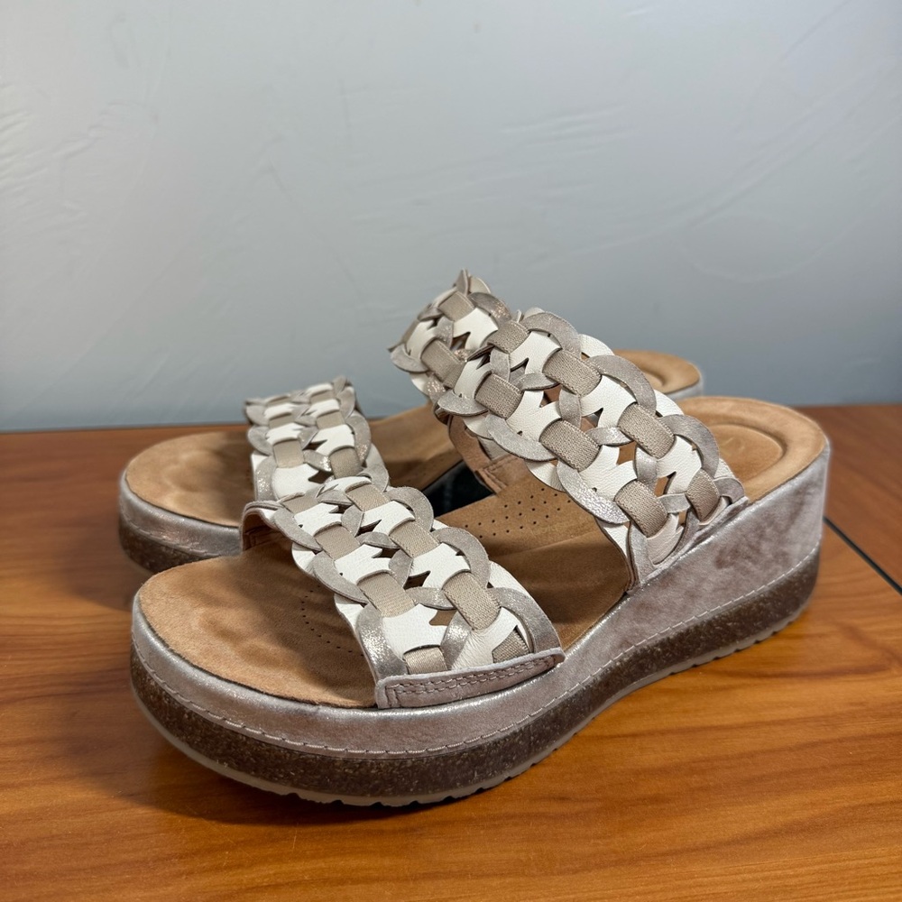 Clarks Kassandra Slip On Mule Wedge Sandal Metallic Woven Strappy Leather W7